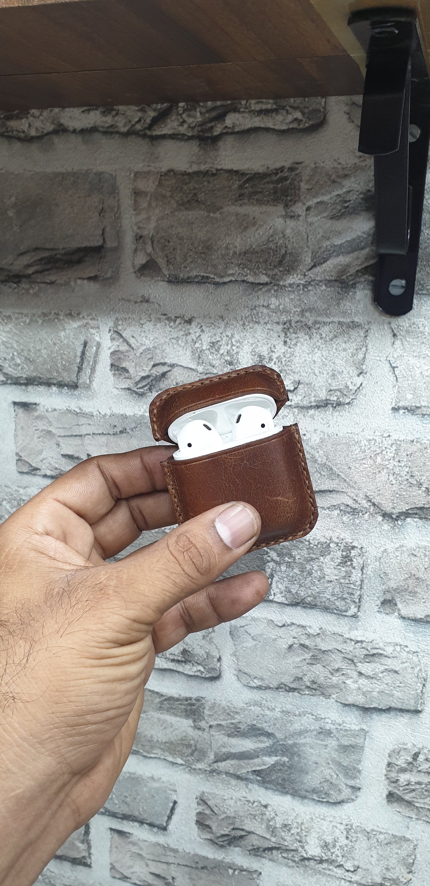 Vintage brown leather airpods case - Indianleathercraft