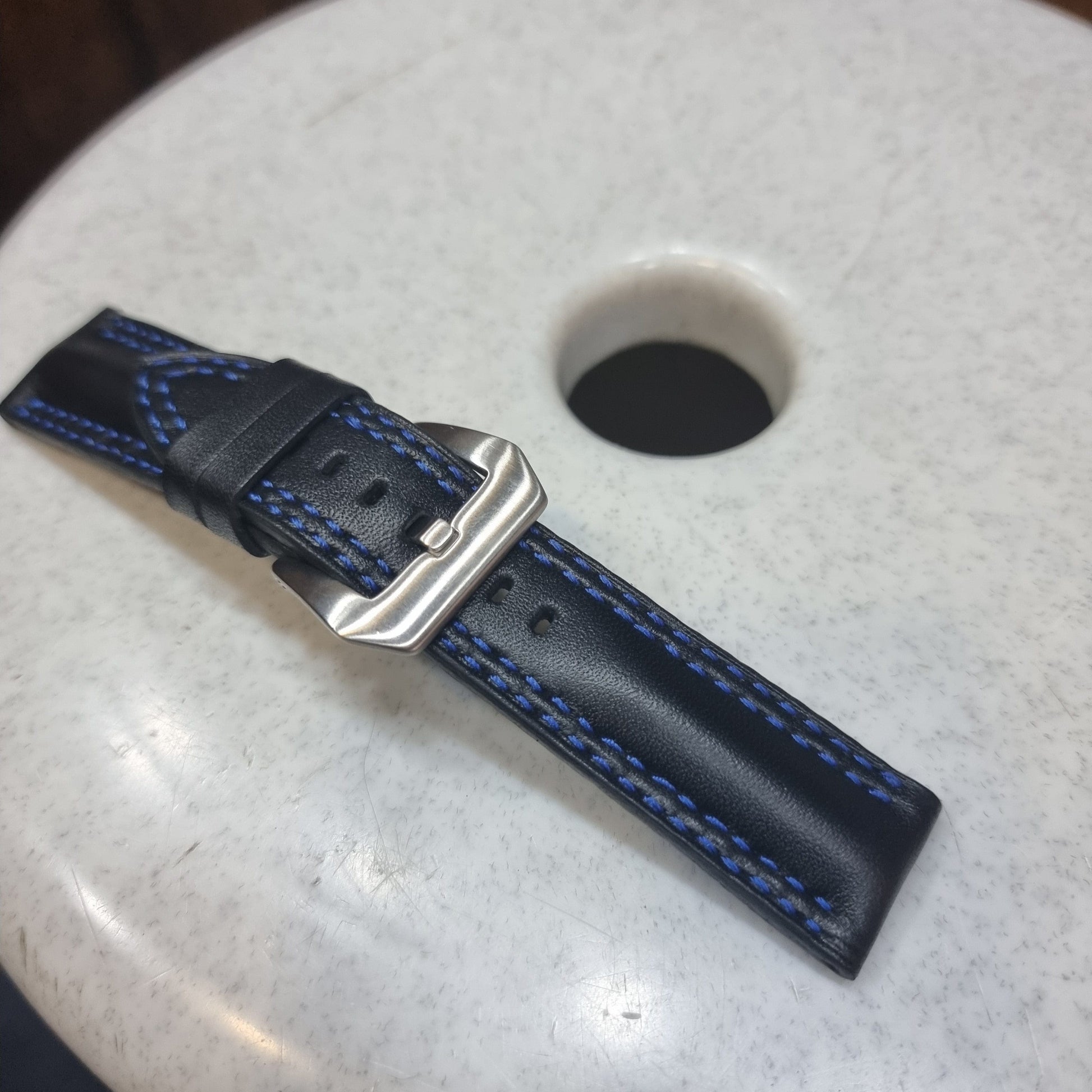 Indianleathercraft Black leather strap muscular padded