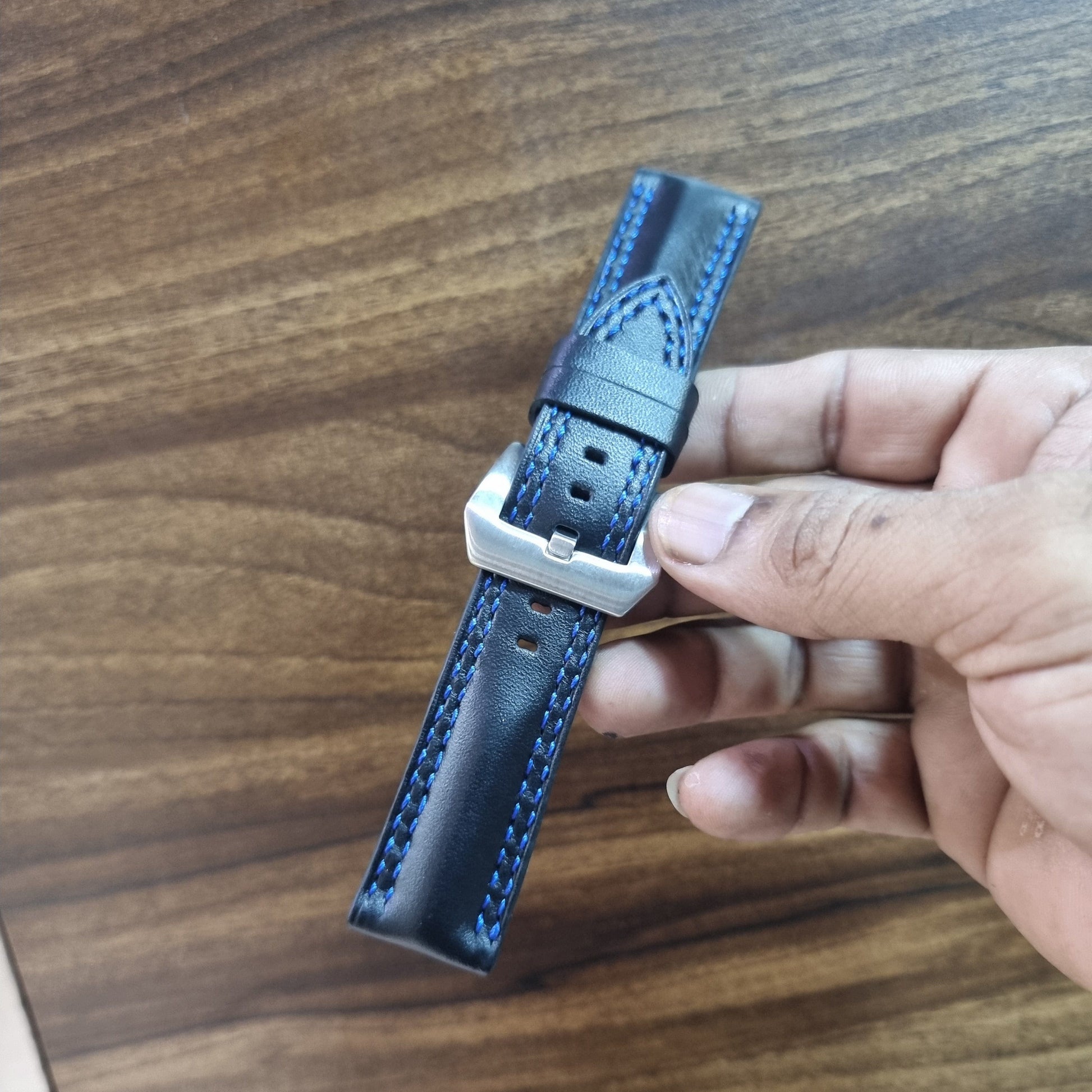 Indianleathercraft Black leather strap muscular padded