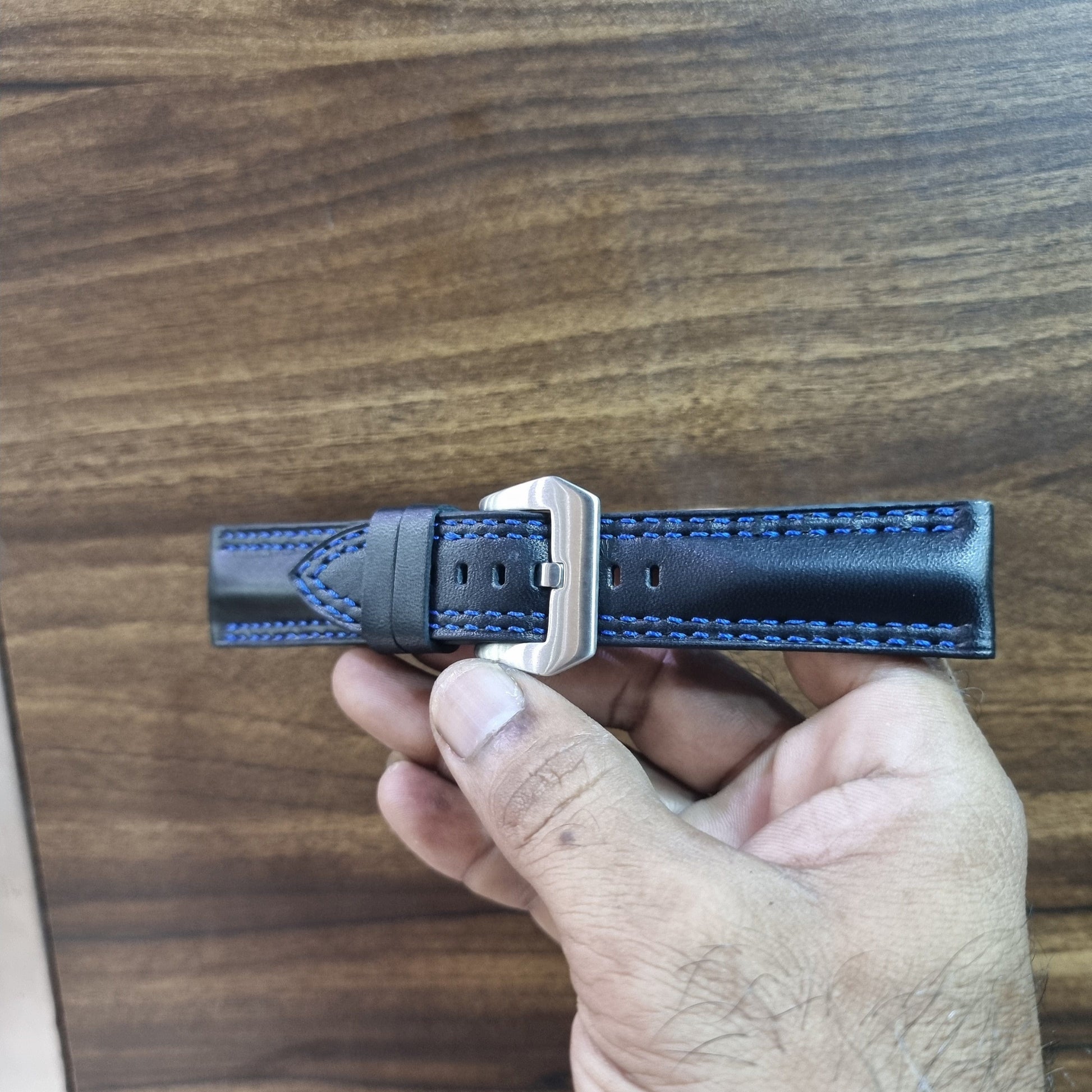 Indianleathercraft Black leather strap muscular padded