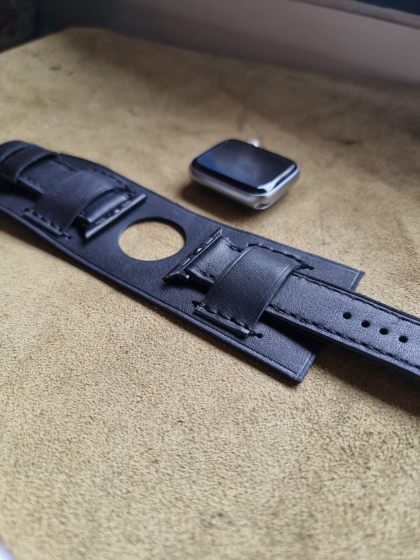Indianleathercraft Watch Bands Series 6 / 44mm / Black Apple watch cuff leather strap